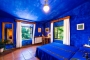 Habitación azul oscuro con cama doble